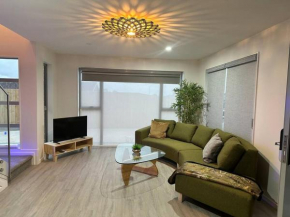 Seaviews central with Airport Proximity